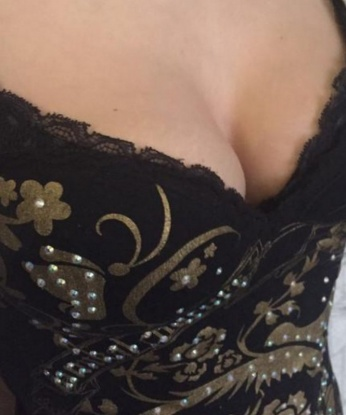 Обворожительная шатенка приглашает в гости обеспеченного мужчину для приятного времяпровождения. Я помогу тебе расслабиться и получить удовольствие! 14292, 25 лет